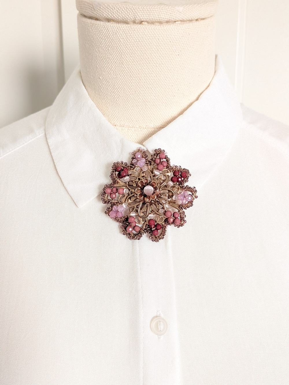 Vintage Liz Claiborne Signed Mauve Beaded Flower Brooch Pin Gold Tone